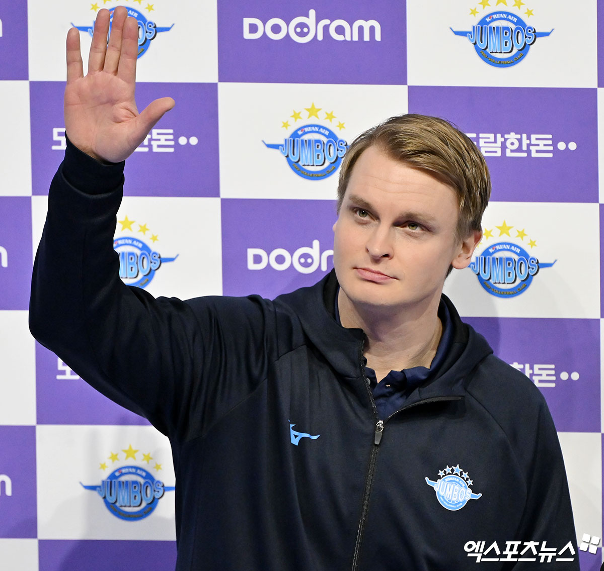남자프로배구 대한항공 토미 틸리카이넨 감독이 경기 후 인터뷰하며 팬들에게 인사하고 있다. 엑스포츠뉴스 DB