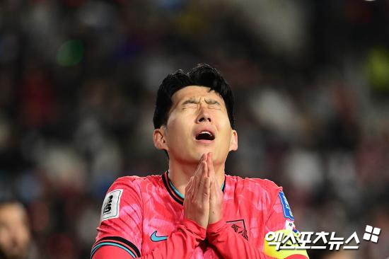 일부 팬들이 손흥민의 사회관계망서비스(SNS)에 댓글로 경북 지역 산불 피해 기부를 하라는 식으로 악플을 달기 시작했다.   일부 커뮤니티에서는 유명인 산불 기부 명단을 만들고 이른바 '기부 강요'를 하는 분위기를 만들어 눈쌀을 찌뿌리게 하고 있다. 엑스포츠뉴스DB