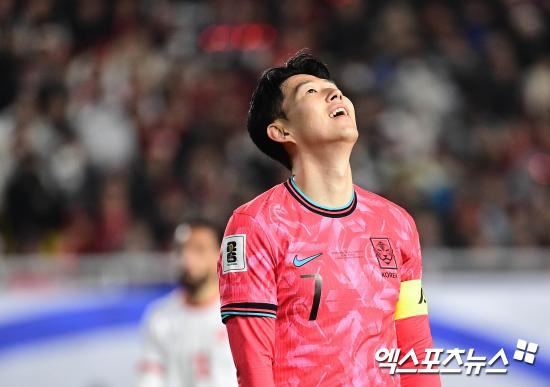 일부 팬들이 손흥민의 사회관계망서비스(SNS)에 댓글로 경북 지역 산불 피해 기부를 하라는 식으로 악플을 달기 시작했다.   일부 커뮤니티에서는 유명인 산불 기부 명단을 만들고 이른바 '기부 강요'를 하는 분위기를 만들어 눈쌀을 찌뿌리게 하고 있다. 엑스포츠뉴스DB