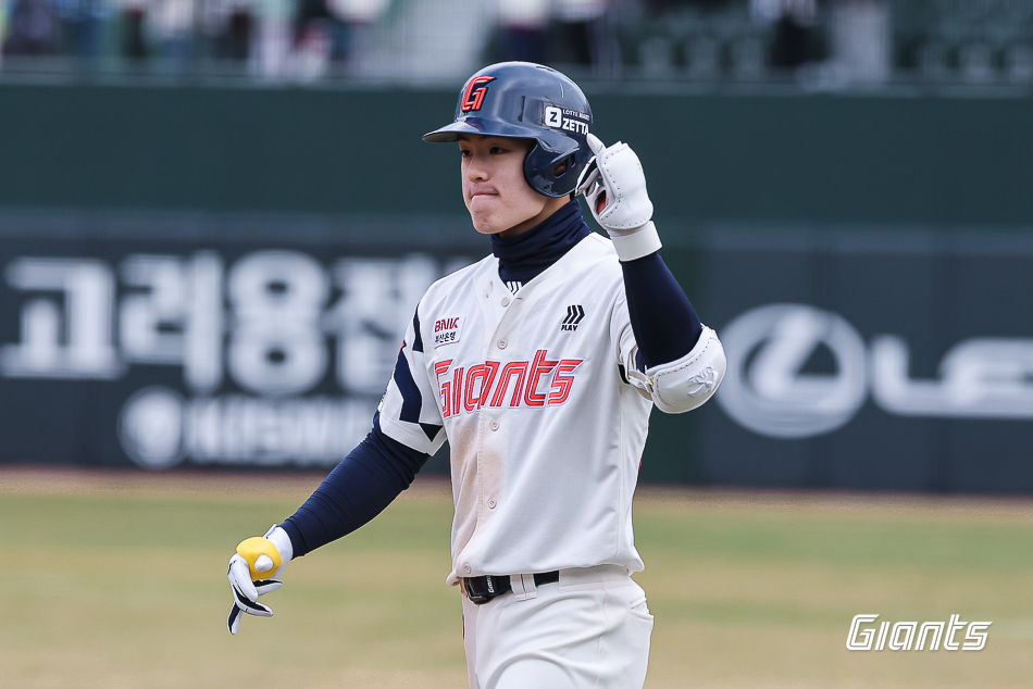 롯데 자이언츠 내야수 한태양이 30일 부산 사직야구장에서 열린 2025 신한 SOL Bank KBO리그 KT 위즈와의 팀 간 3차전에서 연장 11회말 동점 1타점 적시타를 기록했다. 사진 롯데 자이언츠