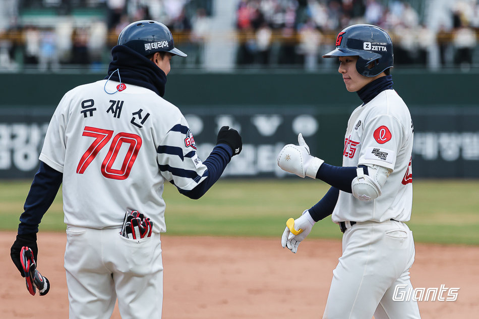롯데 자이언츠 내야수 한태양이 30일 부산 사직야구장에서 열린 2025 신한 SOL Bank KBO리그 KT 위즈와의 팀 간 3차전에서 연장 11회말 동점 1타점 적시타를 기록했다. 사진 롯데 자이언츠
