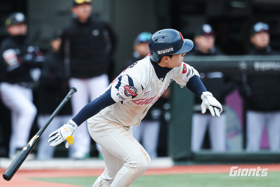 롯데 자이언츠 내야수 한태양이 30일 부산 사직야구장에서 열린 2025 신한 SOL Bank KBO리그 KT 위즈와의 팀 간 3차전에서 연장 11회말 동점 1타점 적시타를 기록했다. 사진 롯데 자이언츠