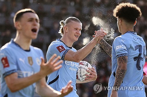 펩 과르디올라 감독이 이끄는 맨시티가 31일(한국시간) 영국 본머스에 있는 바이탈리티 스타디움에서 열린 본머스와의 2024-2025시즌 FA컵 8강전에서 2-1로 승리했다. 연합뉴스