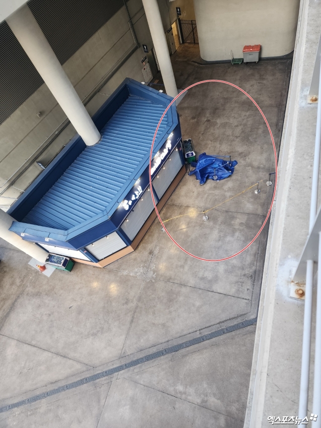 NC와 LG는 지난 29일 창원 NC파크에서 '2025 신한 SOL Bank KBO 리그' 정규시즌 2차전을 치렀다. 이날 오후 5시 20분경 경기장 내 구조물이 추락해 관중 3명을 다치게 했고, 30일 경기가 시설문 안전점검 사유로 취소됐다. 31일에는 피해자 중 한 명이 숨을 거두는 안타까운 일이 발생했다. 창원, 박정현 기자