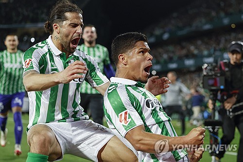 베테랑 미드필더 이스코가 31일(한국시간) 스페인 발렌시아의 베니토 비야마린 경기장에서 열린 레알 베티스와 세비야의 2024-2025시즌 라리가 29라운드 '안달루시아 더비' 홈 경기 후 인터뷰에서 안토니 영입을 위해 모금이라고 해야 한다고 말했다. 연합뉴스