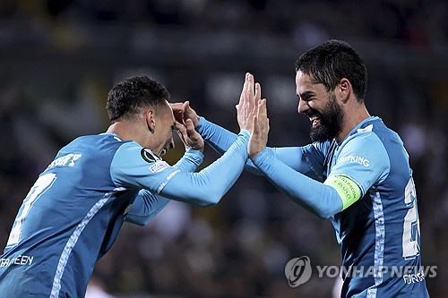 베테랑 미드필더 이스코가 31일(한국시간) 스페인 발렌시아의 베니토 비야마린 경기장에서 열린 레알 베티스와 세비야의 2024-2025시즌 라리가 29라운드 '안달루시아 더비' 홈 경기 후 인터뷰에서 안토니 영입을 위해 모금이라고 해야 한다고 말했다. 연합뉴스