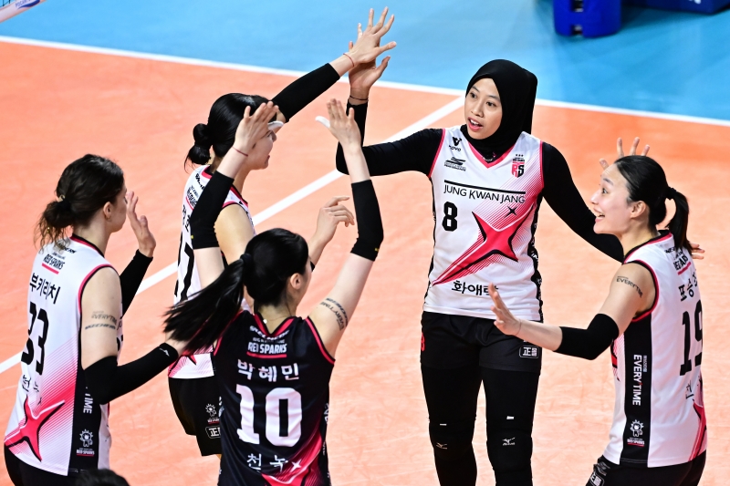 고희진 감독이 이끄는 정관장은 31일 인천 삼산월드체육관에서 열린 도드람 2024-2025 V리그 여자부 흥국생명과의 챔피언결정전 1차전에서 세트스코어 0-3(21-25, 22-25, 19-25) 완패를 당했다. KOVO