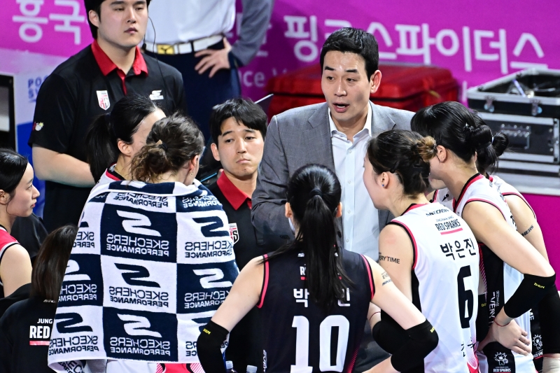 고희진 감독이 이끄는 정관장은 31일 인천 삼산월드체육관에서 열린 도드람 2024~2025 V리그 여자부 흥국생명과의 챔피언결정전 1차전에서 세트스코어 0-3(21-25, 22-25, 19-25) 완패를 당했다. KOVO