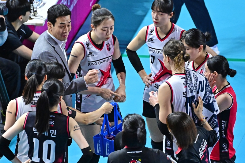 고희진 감독이 이끄는 정관장은 31일 인천 삼산월드체육관에서 열린 도드람 2024-2025 V리그 여자부 흥국생명과의 챔피언결정전 1차전에서 세트스코어 0-3(21-25, 22-25, 19-25) 완패를 당했다. KOVO