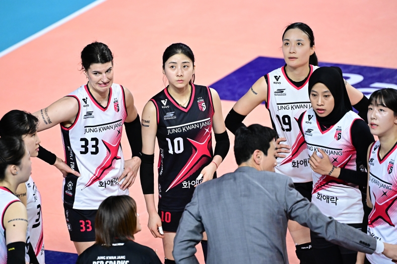 고희진 감독이 이끄는 정관장은 31일 인천 삼산월드체육관에서 열린 도드람 2024~2025 V리그 여자부 흥국생명과의 챔피언결정전 1차전에서 세트스코어 0-3(21-25, 22-25, 19-25) 완패를 당했다. KOVO