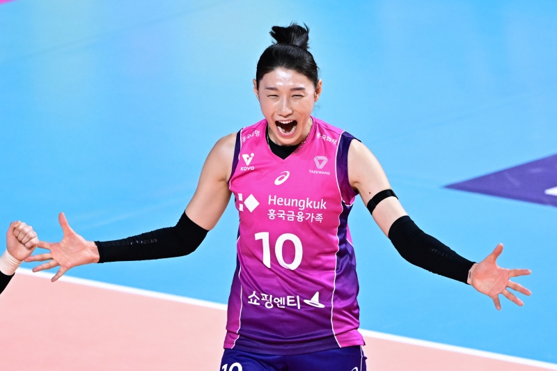 31일 인천 삼산월드체육관에서 열린 도드람 2024~2025 V리그 여자부 흥국생명과 정관장의 챔피언결정전 1차전 경기, 흥국생명이 3-0(25-21, 25-22, 25-19)로 승리하며 기선제압에 성공했다. 김연경은 16점을 올리며 팀 승리를 이끌었다. KOVO