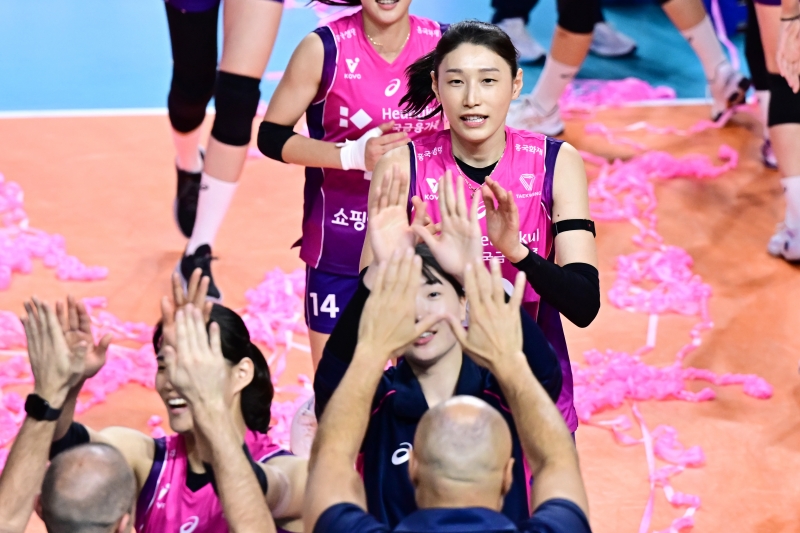 31일 인천 삼산월드체육관에서 열린 도드람 2024~2025 V리그 여자부 흥국생명과 정관장의 챔피언결정전 1차전 경기, 흥국생명이 3-0(25-21, 25-22, 25-19)로 승리하며 기선제압에 성공했다. 김연경은 16점을 올리며 팀 승리를 이끌었다. KOVO