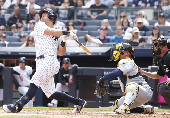 일부 뉴욕 양키스 타자가 사용하는 어뢰 방망이에 대한 관심이 쏟아지는 분위기다. 양키스는 개막 3경기 동안 홈런 15개를 쏘아 올리는 막강한 팀 화력을 과시했다. UPI 연합뉴스