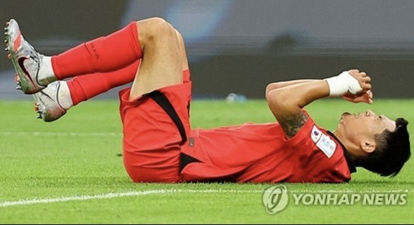 김민재가 부상에 울고 있다. 그러나 팀에서 다른 수비수들이 계속 다쳐나가 남은 경기에서 혹사당할 우려가 제기되고 있다. 독일 매체 다게스차이퉁은 '김민재가 30일 장크트 파울리전에서 풀타임을 뛰었으나 기침과 허리 통증이 심해 고전했다'고 알렸다. 연합뉴스