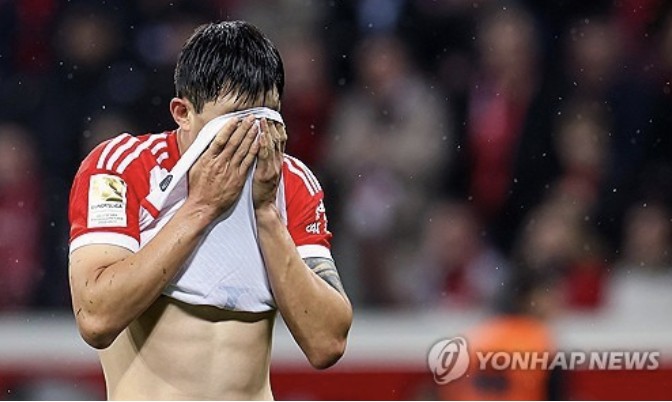 김민재가 부상에 울고 있다. 그러나 팀에서 다른 수비수들이 계속 다쳐나가 남은 경기에서 혹사당할 우려가 제기되고 있다. 독일 매체 다게스차이퉁은 '김민재가 30일 장크트 파울리전에서 풀타임을 뛰었으나 기침과 허리 통증이 심해 고전했다'고 알렸다. 연합뉴스