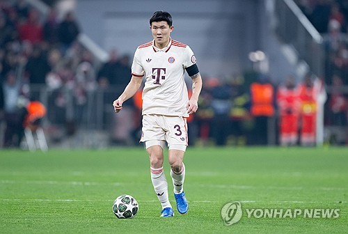 독일 매체 'TZ'는 31일 '김민재의 아킬레스건 상태는 조금 나아졌지만 여전히 완치된 상태는 아니다. 그는 최근 상파울리전에서 감기와 심한 기침을 앓은 후 허리 통증까지 겪고 있다'고 보도했다. 여기에 더해 뮌헨 전문 소식지 '바이언 앤드 저머니'는 자신의 사회관계망서비스(SNS)를 통해 '김민재는 사실 더 많은 휴식이 필요한 상태다'라면서 '콤파니 감독과 코칭 스태프는 고민에 빠졌다. 에릭 다이어와 요십 스타니시치를 선발로 기용할 것인지, 아니면 김민재가 컨디션 문제를 안고 계속 출전하게 할 것인지에 대한 고민이다'고 했다. 김민재 허리 통증이 심상치 않다는 뜻이다. 연합뉴스