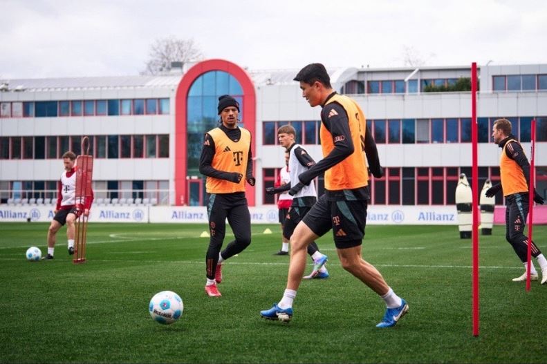 독일 매체 'TZ'는 31일 '김민재의 아킬레스건 상태는 조금 나아졌지만 여전히 완치된 상태는 아니다. 그는 최근 상파울리전에서 감기와 심한 기침을 앓은 후 허리 통증까지 겪고 있다'고 보도했다. 여기에 더해 뮌헨 전문 소식지 '바이언 앤드 저머니'는 자신의 사회관계망서비스(SNS)를 통해 '김민재는 사실 더 많은 휴식이 필요한 상태다'라면서 '콤파니 감독과 코칭 스태프는 고민에 빠졌다. 에릭 다이어와 요십 스타니시치를 선발로 기용할 것인지, 아니면 김민재가 컨디션 문제를 안고 계속 출전하게 할 것인지에 대한 고민이다'고 했다. 김민재 허리 통증이 심상치 않다는 뜻이다. 바이에른 뮌헨