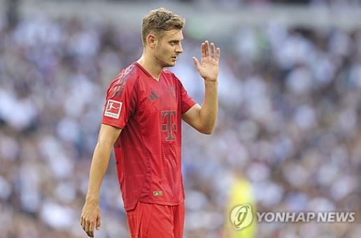 독일 매체 'TZ'는 31일 '김민재의 아킬레스건 상태는 조금 나아졌지만 여전히 완치된 상태는 아니다. 그는 최근 상파울리전에서 감기와 심한 기침을 앓은 후 허리 통증까지 겪고 있다'고 보도했다. 여기에 더해 뮌헨 전문 소식지 '바이언 앤드 저머니'는 자신의 사회관계망서비스(SNS)를 통해 '김민재는 사실 더 많은 휴식이 필요한 상태다'라면서 '콤파니 감독과 코칭 스태프는 고민에 빠졌다. 에릭 다이어와 요십 스타니시치를 선발로 기용할 것인지, 아니면 김민재가 컨디션 문제를 안고 계속 출전하게 할 것인지에 대한 고민이다'고 했다. 김민재 허리 통증이 심상치 않다는 뜻이다. 연합뉴스