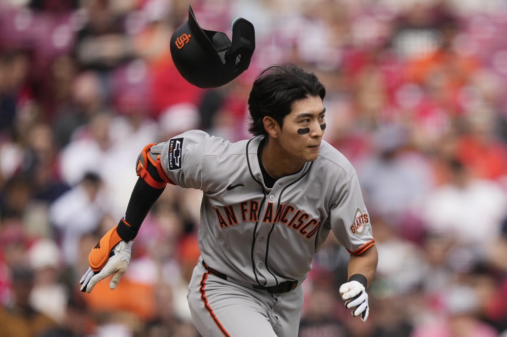 샌프란시스코 자이언츠 이정후가 2025 미국 메이저리그 정규시즌 경기에 출전해 타격 후 전력 질주하고 있다. AP 연합뉴스