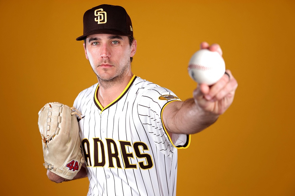 샌디에이고 파드리스 카일 하트가 1일 미국 캘리포니아주 샌디에이고의 펫코파크에서 열린 2025 미국프로야구 메이저리그 클리블랜드 가디언스와의 홈경기에 선발 등판해 5이닝 5피안타 2피홈런 1볼넷 4탈삼진 2실점으로 빅리그 데뷔 첫 승을 따냈다. AFP 연합뉴스