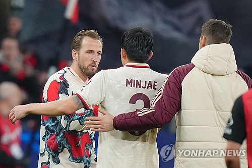 독일 매체 'TZ'가 지난달 31일(한국시간) 수비진이 무너진 뮌헨에 콤파니 감독이 믿을 건 김민재뿐이라면서도 김민재도 위험하다고 보도했다. 현재 뮌헨 수비진은 사실상 전멸 상태다. 3월 A매치 기간에 알폰소 데이비스는 캐나다 축구대표팀에서 무려 십자인대 부상을 당하고 돌아왔다. 그리고 프랑스 축구 국가대표팀에 다녀 온 다요 우파메카노는 무릎 관절염과 연골 부상이 터지면서 수술을 받아 5월 말에나 복귀가 가능하다. 연합뉴스