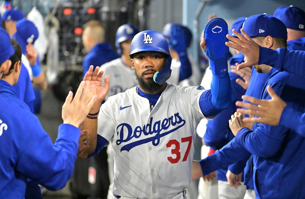LA 다저스 테오스카 에르난데스가 1일 애틀랜타 브레이브스와의 홈경기에서 홈런을 친 뒤 더그아웃으로 들어와 축하 받고 있다. REUTERS 연합뉴스