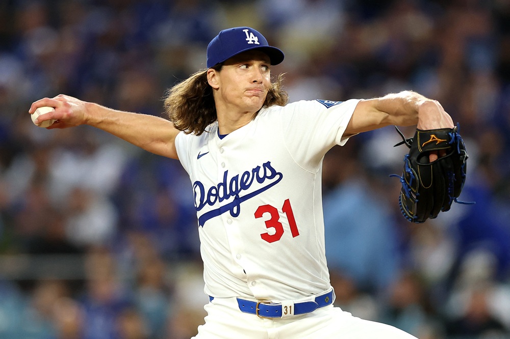LA 다저스 타일러 글래스노우가 1일 애틀랜타 브레이브스와의 홈경기에 선발 등판해 투구하고 있다. AFP 연합뉴스
