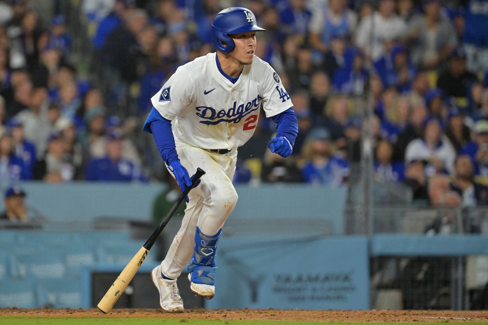 LA 다저스 토미 현수 에드먼이 1일 애틀랜타 브레이브스와의 홈경기에서 타격 후 1루로 달려나가고 있다. REUTERS 연합뉴스