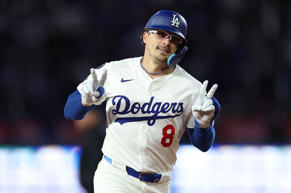 LA 다저스 엔리케 에르난데스가 1일 애틀랜타 브레이브스와의 홈경기에서 홈런을 친 뒤 세리머니하고 있다. AFP 연합뉴스