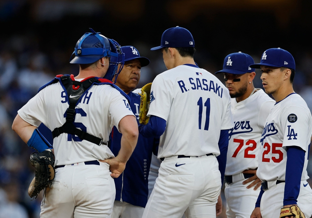 올 시즌을 앞두고 미국프로야구 메이저리그 LA 다저스의 일원이 된 일본인 투수 사사키 로키가 30일 미국 캘리포니아주 로스앤젤레스의 다저스타디움에서 열린 2025 미국프로야구 메이저리그 디트로이트 타이거즈와의 홈경기에 선발 등판해 1⅔이닝 3피안타 4볼넷 2탈삼진 2실점을 기록했다. 사사키의 현재 시즌 성적은 2경기 4⅔이닝 평균자책점 5.79다. AFP 연합뉴스