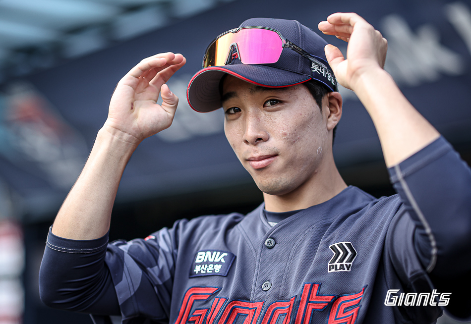 롯데 자이언츠가 1일 외야수 김동혁을 엔트리에 등록했다. 김동혁은 올해 퓨처스리그에서 9경기에 출전해 29타수 6안타 타율 0.207 1타점 출루율 0.324 장타율 0.241의 성적을 올렸다. 롯데 자이언츠