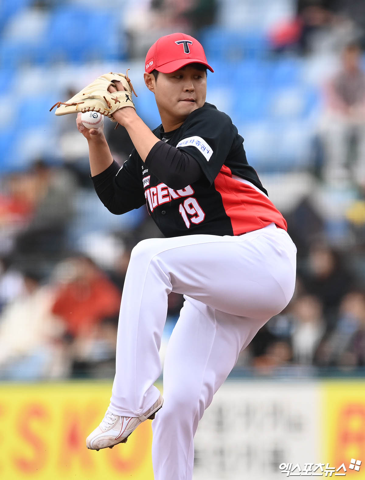 11일 대전 한화생명이글스파크에서 열린 '2024 신한 SOL Bank KBO리그' KIA 타이거즈와 한화 이글스의 시범경기, 5회말 KIA 윤중현이 역투하고 있다. 엑스포츠뉴스 DB