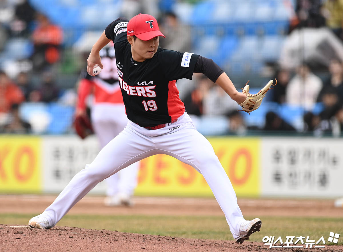 11일 대전 한화생명이글스파크에서 열린 '2024 신한 SOL Bank KBO리그' KIA 타이거즈와 한화 이글스의 시범경기, 5회말 KIA 윤중현이 역투하고 있다. 엑스포츠뉴스 DB