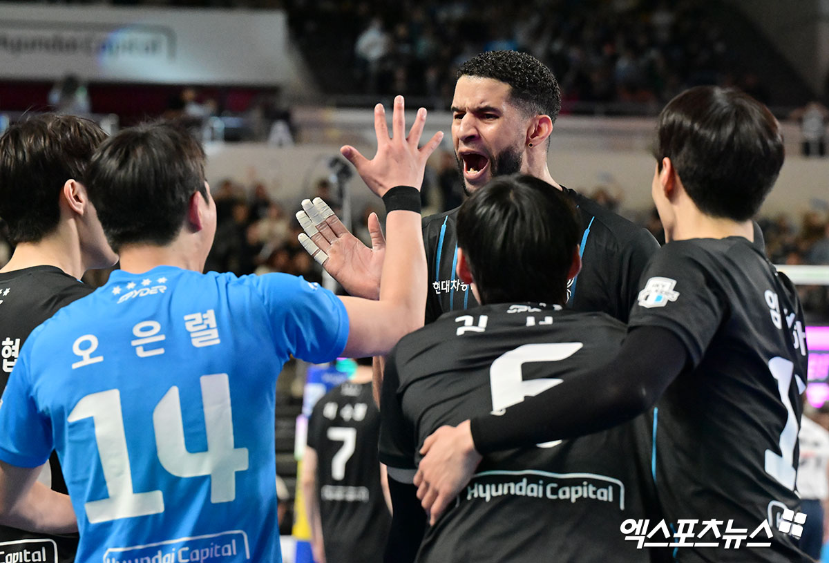 남자 프로배구 현대캐피탈의 외국인 선수 레오가 1일 천안유관순체육관에서 열린 도드람 2024-2025 V리그 남자부 챔피언 결정전(5전 3승제) 1차전에서 팀 승리를 이끌었다. 사진 엑스포츠뉴스 김한준 기자