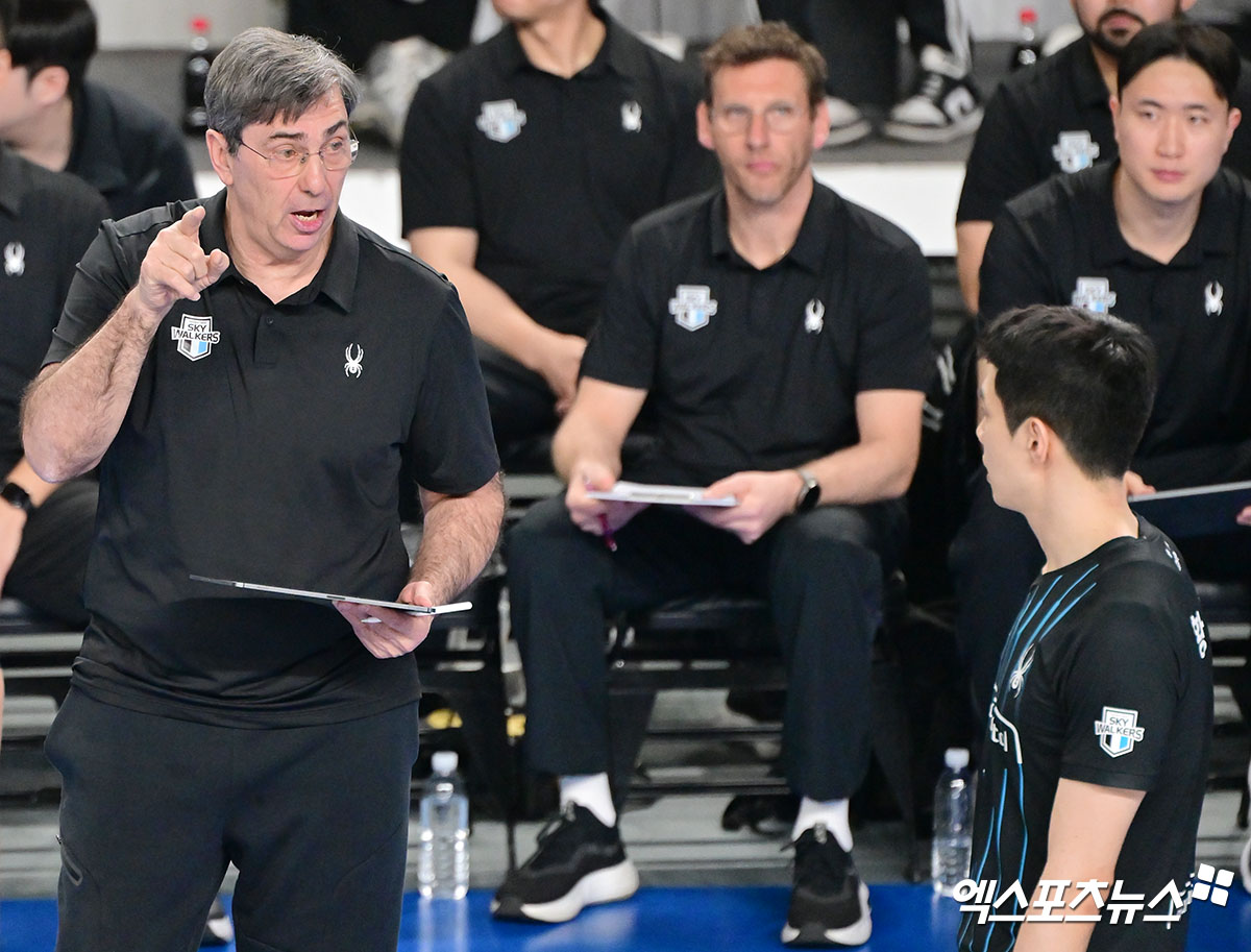 필립 블랑(왼쪽) 현대캐피탈 감독이 1일 천안유관순체육관에서 열린 도드람 2024-2025 V리그 남자부 챔피언 결정전(5전 3승제) 대한항공과의 1차전에서 게임 지시를 내리고 있다. 사진 엑스포츠뉴스 김한준 기자