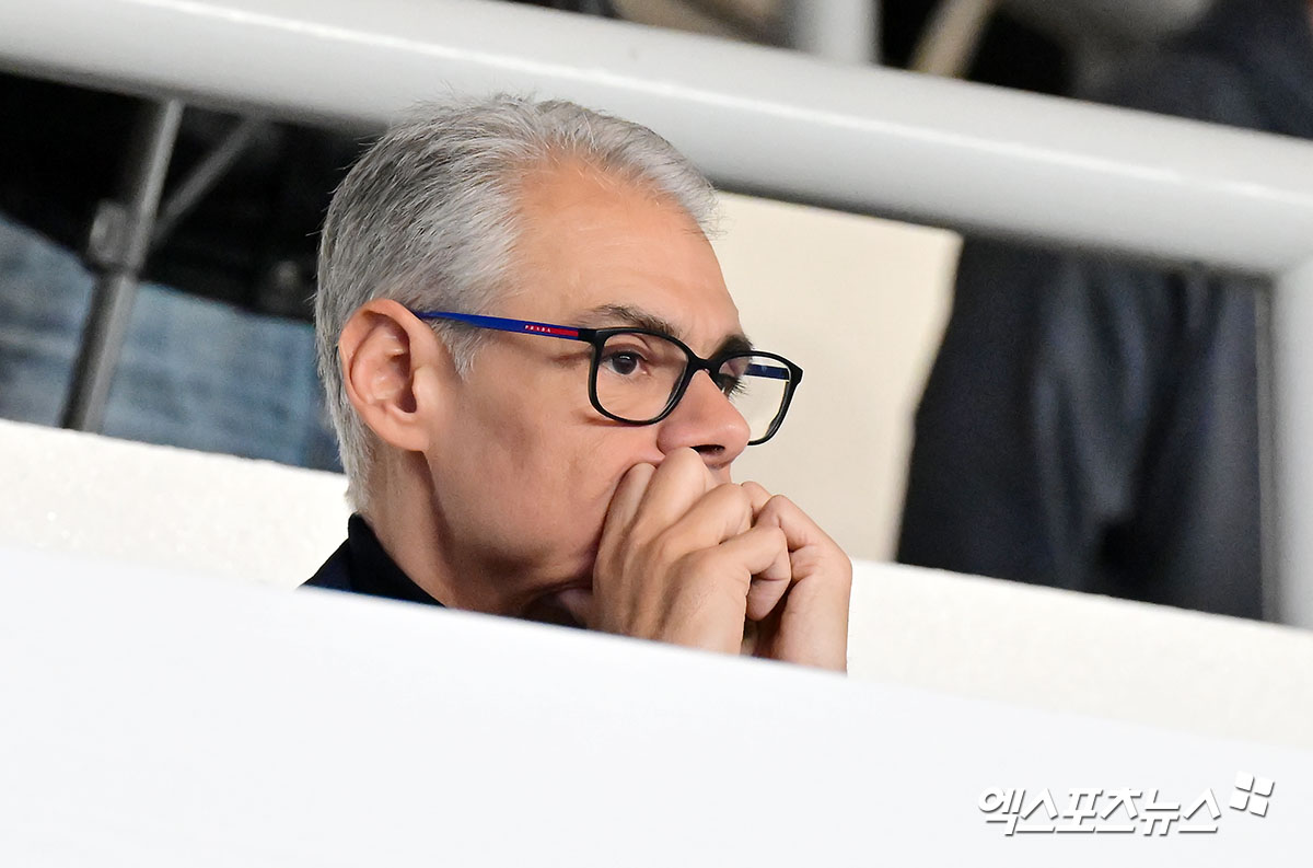 레오나르도 아폰소 KB손해보험 감독이 1일 천안유관순체육관에서 열린 현대캐피탈과 대한항공의 2024-2025 V리그 포스트시즌 남자부 챔피언결정전 1차전을 현장에서 관람했다. 사진 엑스포츠뉴스 김한준 기자