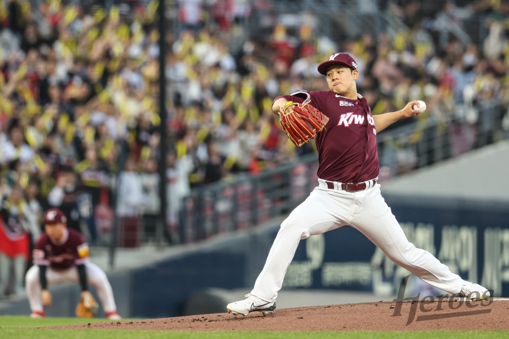 키움 히어로즈 투수 신인 좌완 정현우가 데뷔전 122구를 소화한 뒤 한 차례 등판을 건너뛰고 오는 6일 홈 데뷔전을 치를 계획이다. 키움 히어로즈