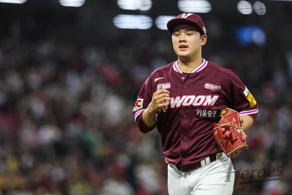 키움 히어로즈 투수 신인 좌완 정현우가 데뷔전 122구를 소화한 뒤 한 차례 등판을 건너뛰고 오는 6일 홈 데뷔전을 치를 계획이다. 키움 히어로즈