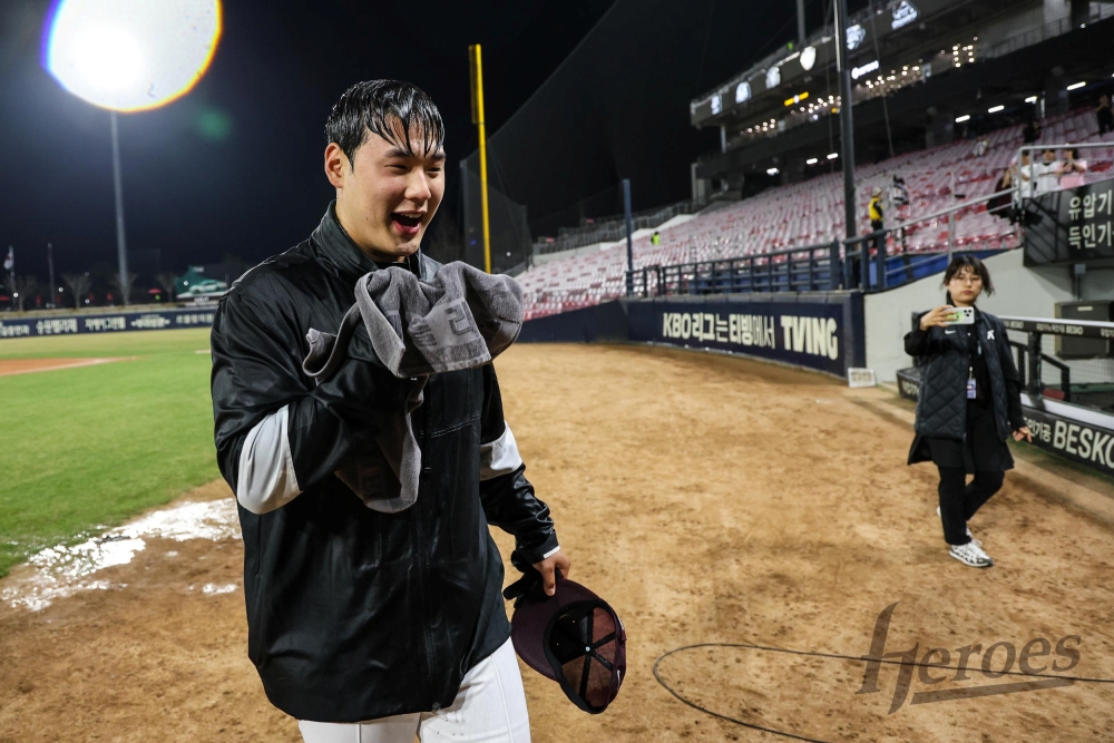 키움 히어로즈 투수 신인 좌완 정현우가 데뷔전 122구를 소화한 뒤 한 차례 등판을 건너뛰고 오는 6일 홈 데뷔전을 치를 계획이다. 키움 히어로즈