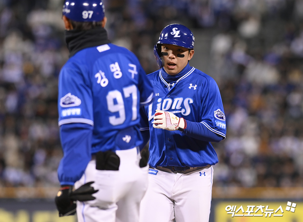 28일 오후 서울 송파구 잠실야구장에서 열린 '2025 신한 SOL Bank KBO리그' 삼성 라이온즈와 두산 베어스의 경기, 8회초 삼성 김영웅이 안타를 날린 뒤 세리머니를 하고 있다. 엑스포츠뉴스 DB