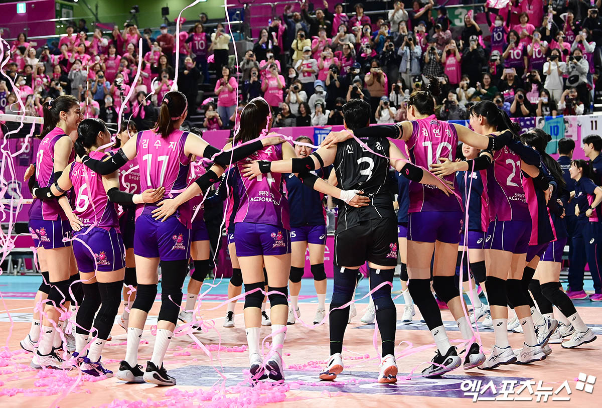 흥국생명 선수들이 2일 인천 삼산월드체육관에서 열린 정관장과의 챔피언결정전 2차전에서 승리한 뒤 세리머니하고 있다. 엑스포츠뉴스 삼산, 박지영 기자