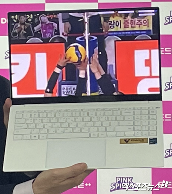 김세진 한국배구연맹 경기운영본부장이 2일 인천 삼산월드체육관에서 열린 흥국생명과 정관장의 챔피언결정전 2차전 종료 후 비디오 판독 결과에 대해 설명했다. 엑스포츠뉴스 삼산, 최원영 기자