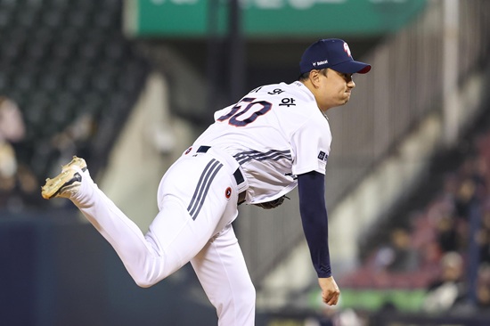두산 베어스 투수 이영하가 지난 2일 열린 잠실 키움전에 7회 초 구원 등판해 2이닝 1피안타 5탈삼진 무실점 쾌투로 시즌 첫 승을 거뒀다. 두산 베어스