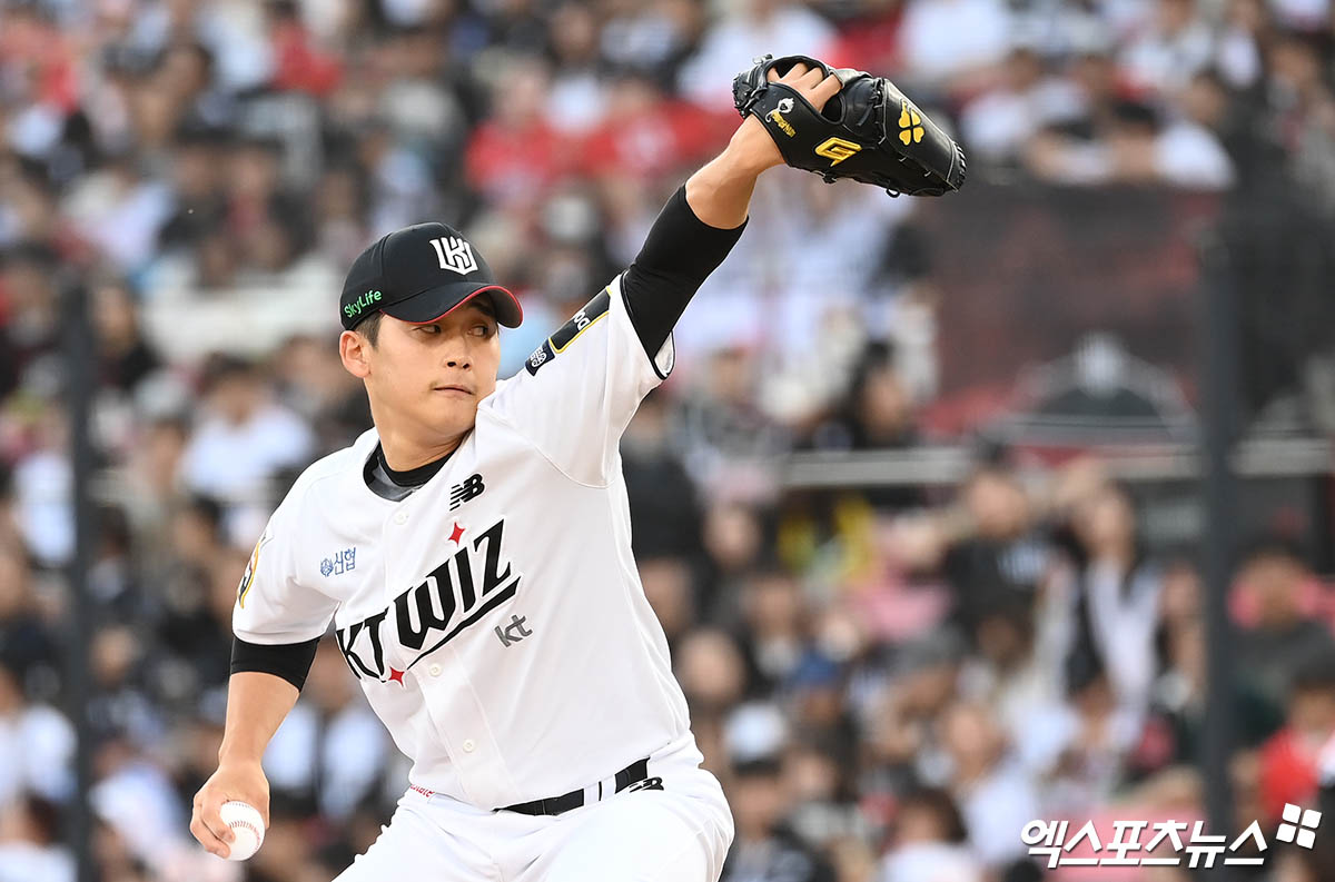 KT 투수 박영현은 2일 수원 KT위즈파크에서 열린 '2025 신한 SOL Bank KBO 리그' LG와 정규시즌 첫 번째 맞대결에서 9회초 구원 등판했다. 세 타자를 1이닝 무실점으로 틀어막으며 오랜만에 깔끔한 투구를 선보였다. 엑스포츠뉴스 DB