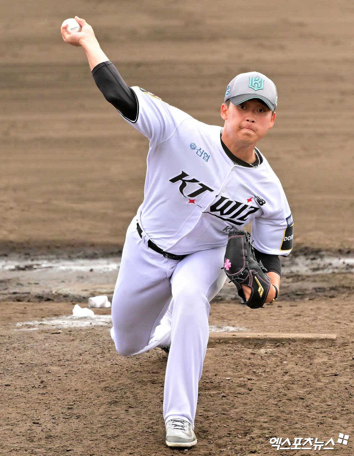 KT 투수 박영현은 2일 수원 KT위즈파크에서 열린 '2025 신한 SOL Bank KBO 리그' LG와 정규시즌 첫 번째 맞대결에서 9회초 구원 등판했다. 세 타자를 1이닝 무실점으로 틀어막으며 오랜만에 깔끔한 투구를 선보였다. 엑스포츠뉴스 DB