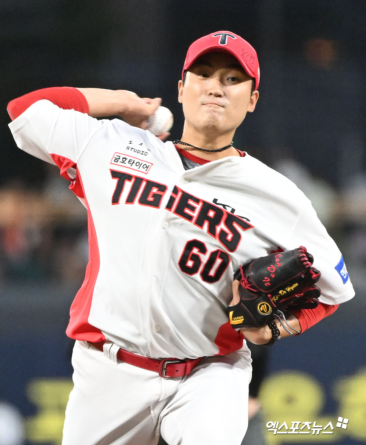 24일 오후 광주기아챔피언스필드에서 열린 '2024 신한 SOL Bank KBO리그' 삼성 라이온즈와 KIA 타이거즈의 경기, 1회초 KIA 선발투수 김도현이 공을 힘차게 던지고 있다. 엑스포츠뉴스 DB
