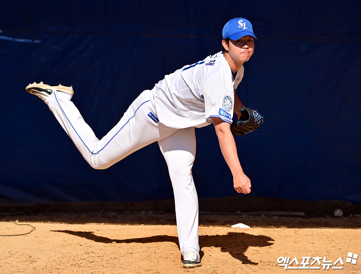 25일 오후 일본 오키나와 온나손 구장에서 열리는 SSG 랜더스와 삼성 라이온즈의 연습경기, 삼성 황동재가 불펜 피칭을 하고 있다. 엑스포츠뉴스 DB