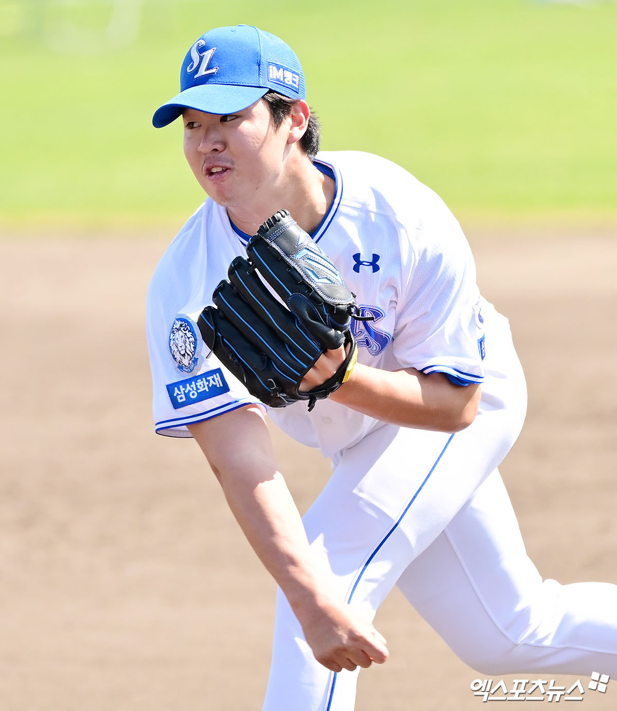 1일 오후 일본 오키나와 온나손 아카마 구장에서 열린 LG 트윈스와 삼성 라이온즈의 연습경기, 4회초 삼성 황동재가 공을 힘차게 던지고 있다. 엑스포츠뉴스 DB