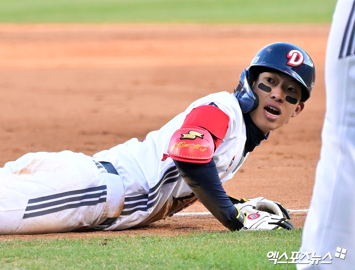 29일 오후 서울 송파구 잠실야구장에서 열린 '2025 신한 SOL Bank KBO리그' 삼성 라이온즈와 두산 베어스의 경기, 5회말 1사 1루 두산 김민석이 병살타로 아웃된 후 아쉬워하고 있다. 엑스포츠뉴스DB