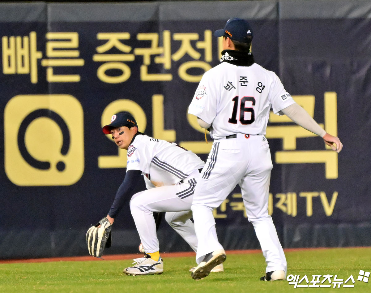 29일 오후 서울 송파구 잠실야구장에서 열린 '2025 신한 SOL Bank KBO리그' 삼성 라이온즈와 두산 베어스의 경기, 7회초 1사 1,2루 두산 김민석이 삼성 구자욱의 타석때 포구 실책을 하고 있다. 엑스포츠뉴스DB